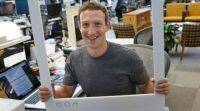 Facebook首席执行官马克·扎克伯格 (Mark Zuckerberg) 将录像带放在网络摄像头上，以阻止黑客入侵，照片显示
