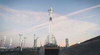 SpaceX火箭运载来自加利福尼亚的卫星时照亮了天空